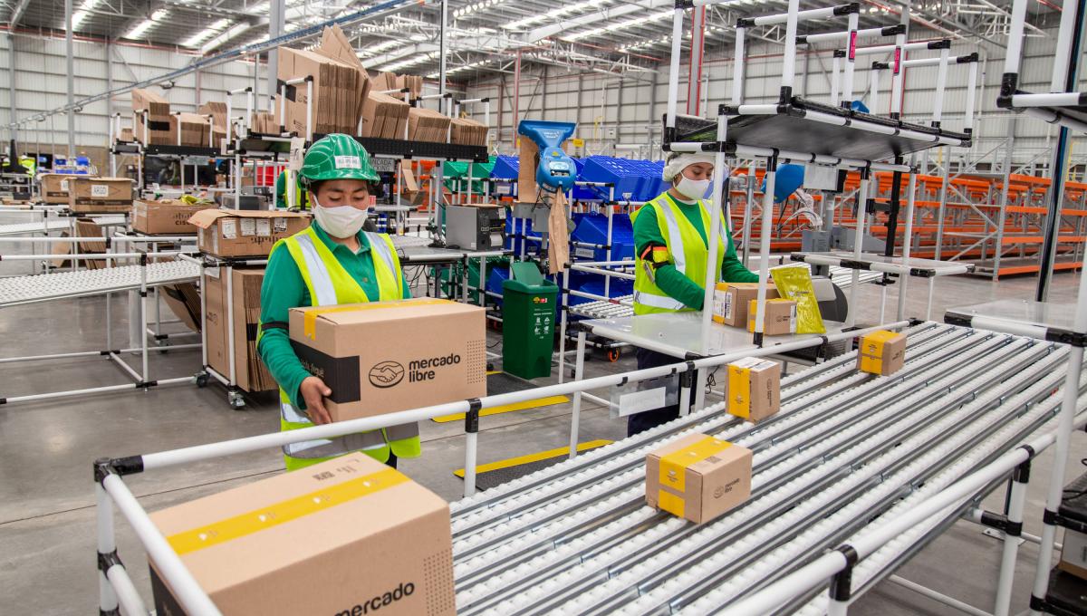 1.200 ofertas para camellar en Mercado Libre 1 1.200 ofertas para camellar en Mercado Libre Desde su llegada al país, hace 21 años, Mercado Libre ha contribuido significativamente al crecimiento económico colombiano a través de sus diversas actividades operativas y la generación de trabajo. Incluso durante la pandemia, esta compañía fue una de las principales fuentes de empleo en áreas que fueron desde la atención al cliente hasta el apoyo logístico.
