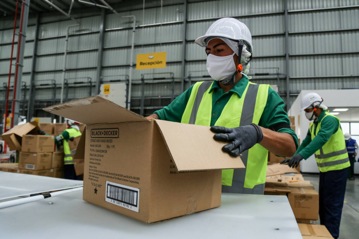1.200 ofertas para camellar en Mercado Libre Desde su llegada al país, hace 21 años, Mercado Libre ha contribuido significativamente al crecimiento económico colombiano a través de sus diversas actividades operativas y la generación de trabajo. Incluso durante la pandemia, esta compañía fue una de las principales fuentes de empleo en áreas que fueron desde la atención al cliente hasta el apoyo logístico.&nbsp;