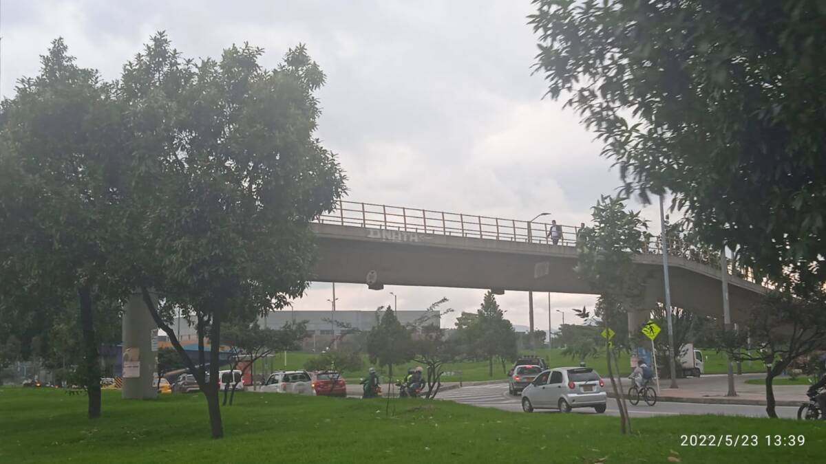 Atraco y puñal en puente peatonal de la calle 26 1 Atraco y puñal en puente peatonal de la calle 26 Le puede interesar: Condecoran a vigilante y perrita por frustrar atraco en Galerías