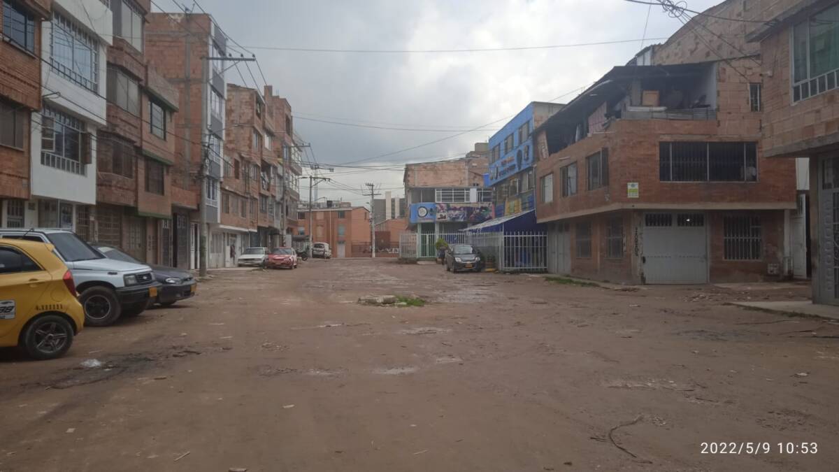 Fiesta de madres terminó en tragedia en Engativá 4 Fiesta de madres terminó en tragedia en Engativá En el barrio Unir, de la localidad de Engativá, la celebración del Día de la Madre se desarrollaba con normalidad. Las familias del barrio se dieron cita en sus casas o en restaurantes para homenajear a sus progenitoras, mientras que en las calles los locales comerciales de ropa, comidas y expendio de licores no daban abasto.