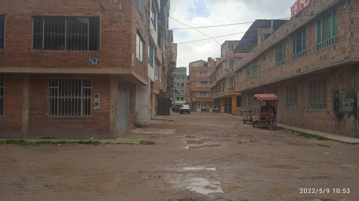 Fiesta de madres terminó en tragedia en Engativá 1 Fiesta de madres terminó en tragedia en Engativá En el barrio Unir, de la localidad de Engativá, la celebración del Día de la Madre se desarrollaba con normalidad. Las familias del barrio se dieron cita en sus casas o en restaurantes para homenajear a sus progenitoras, mientras que en las calles los locales comerciales de ropa, comidas y expendio de licores no daban abasto.