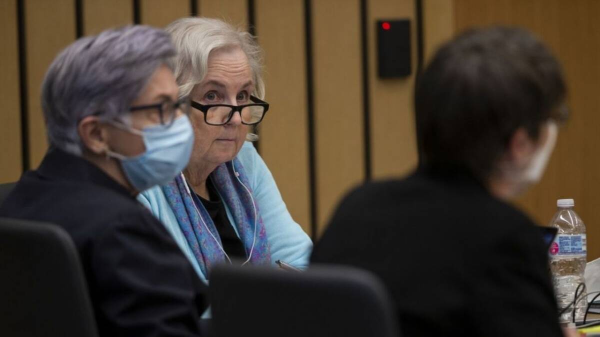 Autora de 'Cómo asesinar a tu esposo' es acusada de matar a su marido En el año 2011, Nancy C. Brophy escribió el ensayo 'Cómo asesinar a tu esposo' y lo publicó. Al parecer, quiso llevar su escrito a la realidad y hoy, once años después, está siendo acusada por el crimen de su esposo, en Estados Unidos.