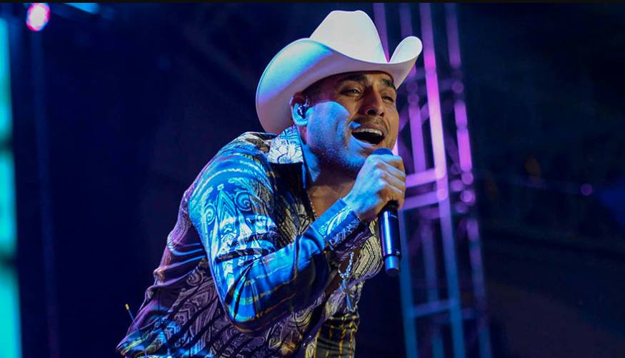 Cantantes le han dado 'palo' a Espinoza Paz por su mala actitud 6 Cantantes le han dado 'palo' a Espinoza Paz por su mala actitud Varios artistas colombianos reprocharon la actitud del cantante mexicano Espinoza Paz durante un concierto, dicen que fue grosero y egocentrista.