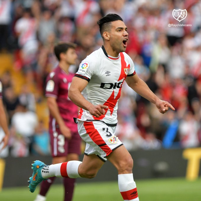 Falcao está de vuelta: vea el gol con el que salvó al Rayo de la derrota 1 Falcao está de vuelta: vea el gol con el que salvó al Rayo de la derrota Cinco meses y 25 días, ese fue el tiempo que duró Radamel Falcao García sin poder anotar con su club, el Rayo Vallecano, en la Liga de España. Este domingo el 'Tigre' por fin se sacudió de su mala suerte y en tiempo récord salvó a su equipo de la derrota ante la Real Sociedad. Fue empate 1-1.
