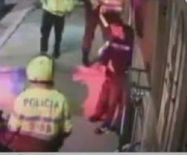 Doce pillos se hicieron pasar por policías para atracar a comerciante en Ciudad Bolívar 1 Doce pillos se hicieron pasar por policías para atracar a comerciante en Ciudad Bolívar Un terrible atraco se presentó en el barrio Arborizadora Alta, en la localidad de Ciudad Bolívar, cuando doce delincuentes vestidos de policías abordaron a una comerciante de San Andresito al frente de su casa, para poder ingresar a la vivienda y robarse una gran suma de dinero.