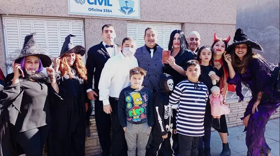 EN FOTOS: Pareja se disfrazó de los 'Locos Adams' para casarse Con el fin de ponerle más 'picante' a su relación y darle un toque gracioso, Silvana y José decidieron casarse con una temática totalmente diferente a la tradicional: casarse vestidos como la loca familia Adams.