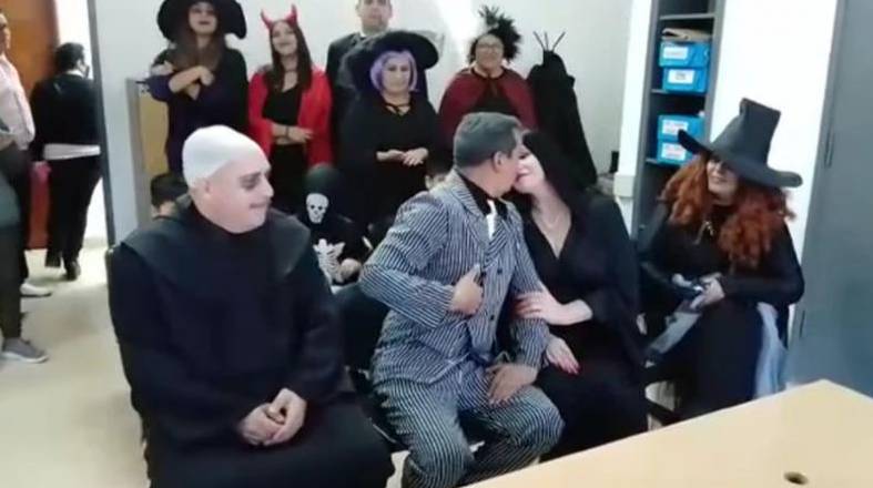 EN FOTOS: Pareja se disfrazó de los 'Locos Adams' para casarse Con el fin de ponerle más 'picante' a su relación y darle un toque gracioso, Silvana y José decidieron casarse con una temática totalmente diferente a la tradicional: casarse vestidos como la loca familia Adams.