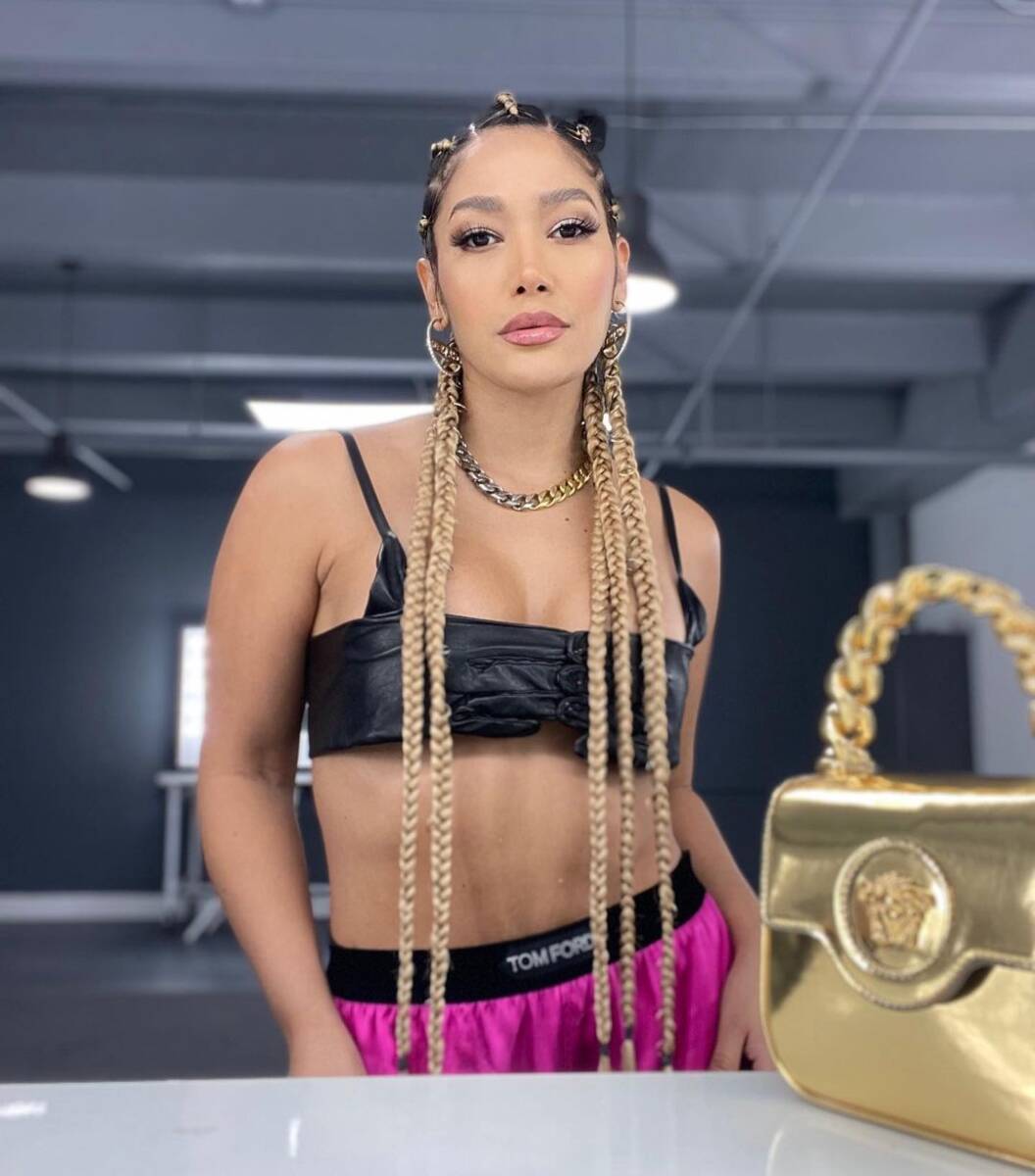 Farina habla de su proceso musical 1 Farina habla de su proceso musical La ‘Nena Fina’, esa que creció en las calles de Bello (Antioquia), hoy viaja por el mundo como una de las exponentes más duras del género urbano, porque además de cantar, entretiene con su impresionante habilidad para improvisar. Pero llegar a ese nivel no ha sido gratis y en entrevista con Q’HUBO nos confesó que lo ha logrado porque no le teme a quivocarse en público, ya que su proceso inició en el 2005 con el ‘Factor X’, cuando fallaba en vivo y tantos de esos desaciertos, que hoy son aprendizajes, quedaron para la posteridad grabados en video.