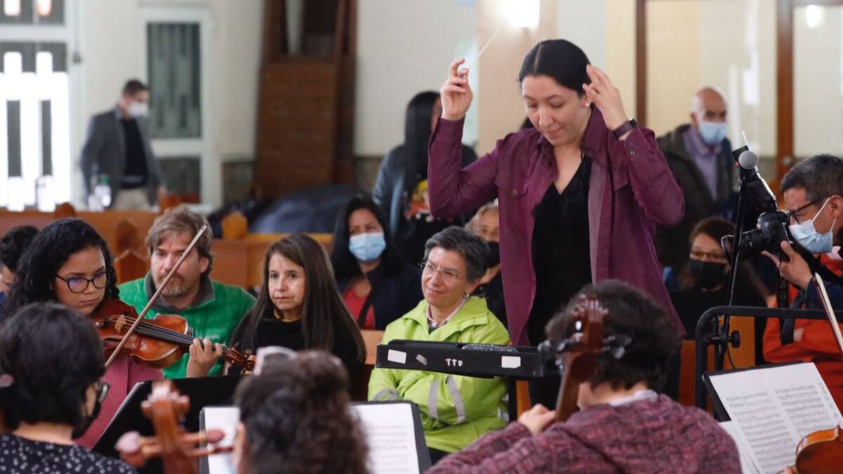 Así ensaya la Orquesta Filarmónica de Mujeres de Bogotá 3 Así ensaya la Orquesta Filarmónica de Mujeres de Bogotá Con una calurosa visita de la alcaldesa Claudia López y la consolidación de una orquesta independiente, la Orquesta Filarmónica de Mujeres, bajo la dirección de la maestra Paola Ávila, comenzó sus ensayos para deleitar musicalmente a la capital del país.