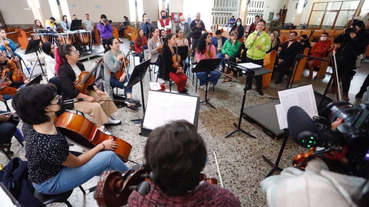Así ensaya la Orquesta Filarmónica de Mujeres de Bogotá 2 Así ensaya la Orquesta Filarmónica de Mujeres de Bogotá Con una calurosa visita de la alcaldesa Claudia López y la consolidación de una orquesta independiente, la Orquesta Filarmónica de Mujeres, bajo la dirección de la maestra Paola Ávila, comenzó sus ensayos para deleitar musicalmente a la capital del país.