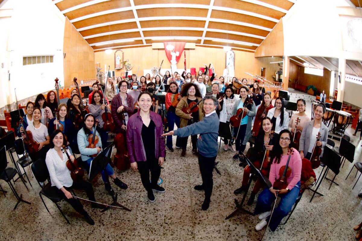 Así ensaya la Orquesta Filarmónica de Mujeres de Bogotá 1 Así ensaya la Orquesta Filarmónica de Mujeres de Bogotá Con una calurosa visita de la alcaldesa Claudia López y la consolidación de una orquesta independiente, la Orquesta Filarmónica de Mujeres, bajo la dirección de la maestra Paola Ávila, comenzó sus ensayos para deleitar musicalmente a la capital del país.