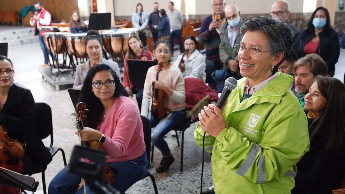 Así ensaya la Orquesta Filarmónica de Mujeres de Bogotá 4 Así ensaya la Orquesta Filarmónica de Mujeres de Bogotá Con una calurosa visita de la alcaldesa Claudia López y la consolidación de una orquesta independiente, la Orquesta Filarmónica de Mujeres, bajo la dirección de la maestra Paola Ávila, comenzó sus ensayos para deleitar musicalmente a la capital del país.