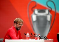 Real Madrid y Liverpool apuntan a romper récord en audiencia de la Champions Dos de los equipos más ganadores de la Uefa Champions League se enfrentan hoy en París ante cientos de millones de personas. Real Madrid, con 13 trofeos, se medirá al Liverpool (6) en un encuentro en el que no sólo buscarán la gloria deportiva, sino también el prestigio de marca que representa levantar la ‘orejona’.
