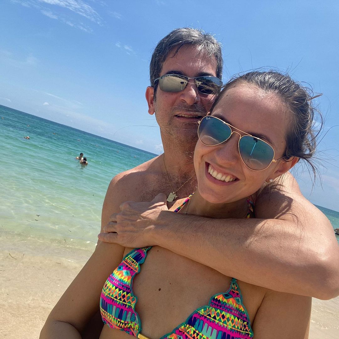 Las últimas fotos del fiscal asesinado y su esposa 7 Las últimas fotos del fiscal asesinado y su esposa A través de sus redes sociales, la periodista compartió en su cuenta de Instagram los momentos más significativos de su luna de miel con el fiscal, fotos que en este momento cuentan con cientos de comentarios de condolencia.