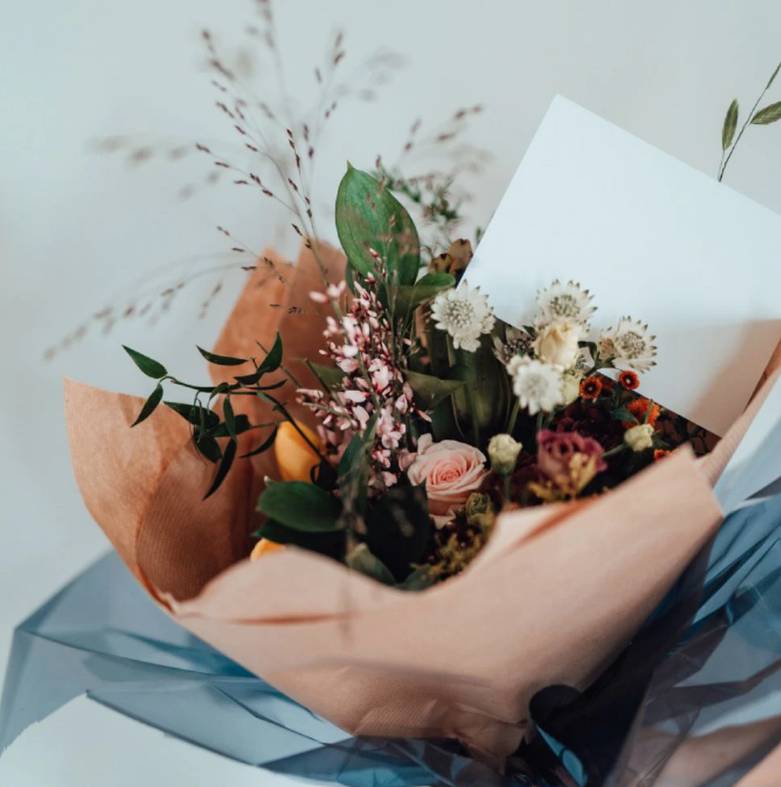 ¿Ya le compró el regalo a su mamá? vea algunos consejitos Eso la hará sentirse renovada y con mucha vitalidad, pues qué mamá no le gustaría que la atiendan, cómo ella lo hace con sus hijos, además de que todas deberían tener un merecido descanso.