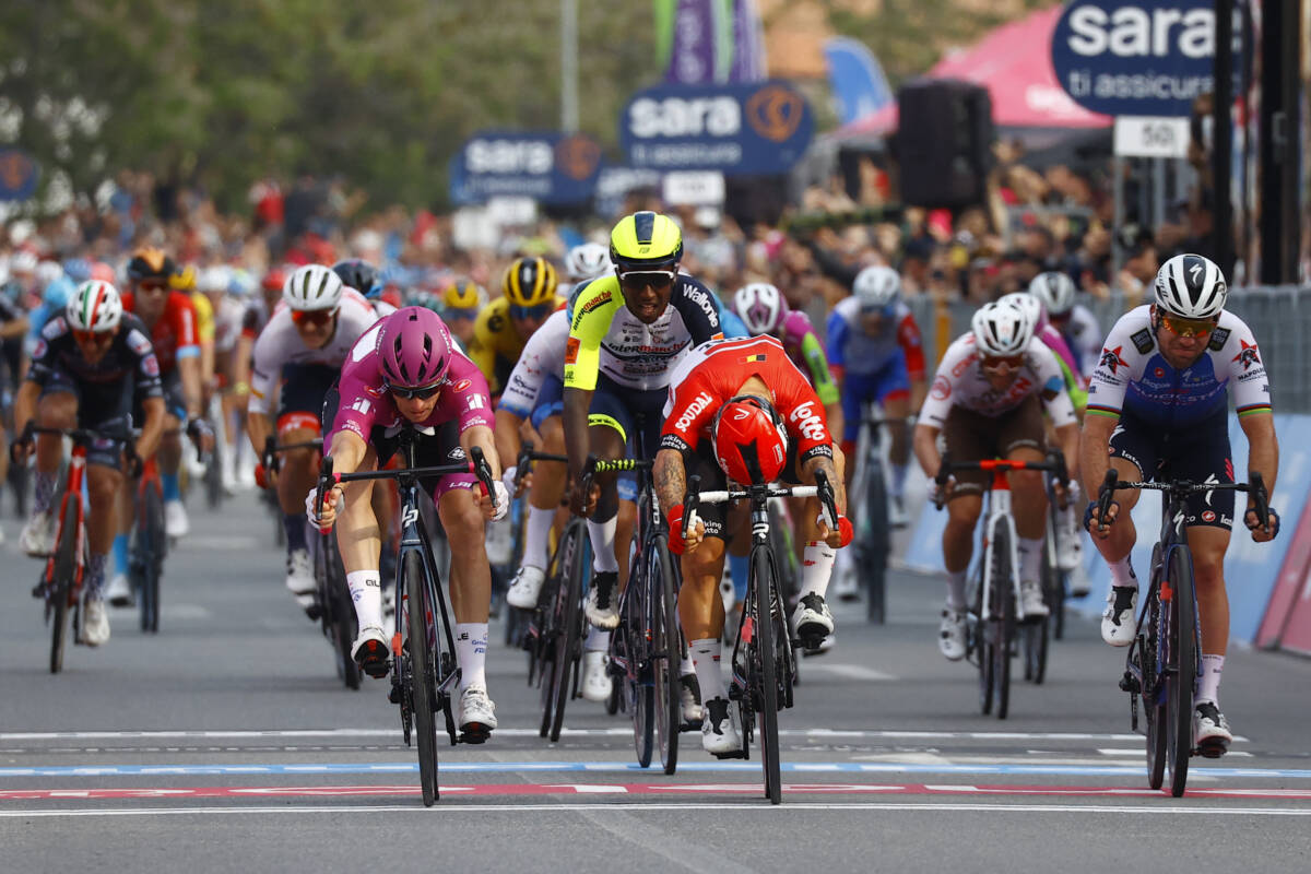 Cómo le fue a Fernando Gaviria en la sexta etapa del Giro de Italia 3 Cómo le fue a Fernando Gaviria en la sexta etapa del Giro de Italia Con una emocionante carrera que terminó con foto finish, el ciclista francés, Arnaud Démare, se llevó la victoria de la 6 etapa del Giro de Italia por unos milímetros. Aunque todos estaban a la espera de un ataque de Fernando Gaviria, el antioqueño desistió de la etapa en los últimos tramos de la competencia.