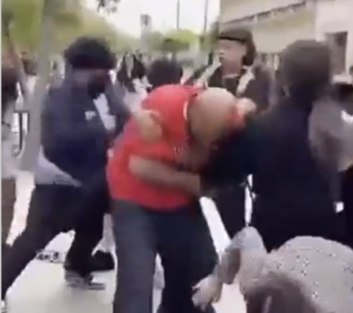 Papá se enfrentó a 30 estudiantes que le hacían bullying a sus hijos El padre golpeó a unos 30 estudiantes y la Policía debió intervenir ante la batalla campal que se armó en una secundaria de Tucson, Arizona.