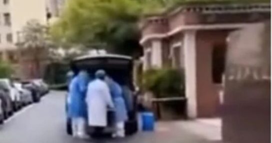 ¡Insólito! Hombre revivió cuando era llevado a la morgue Un video se ha hecho viral en las últimas horas donde se puede ver el momento en el que el cuerpo de un hombre estaba siendo trasladado a la morgue, cuando de un momento a otro empieza a moverse.