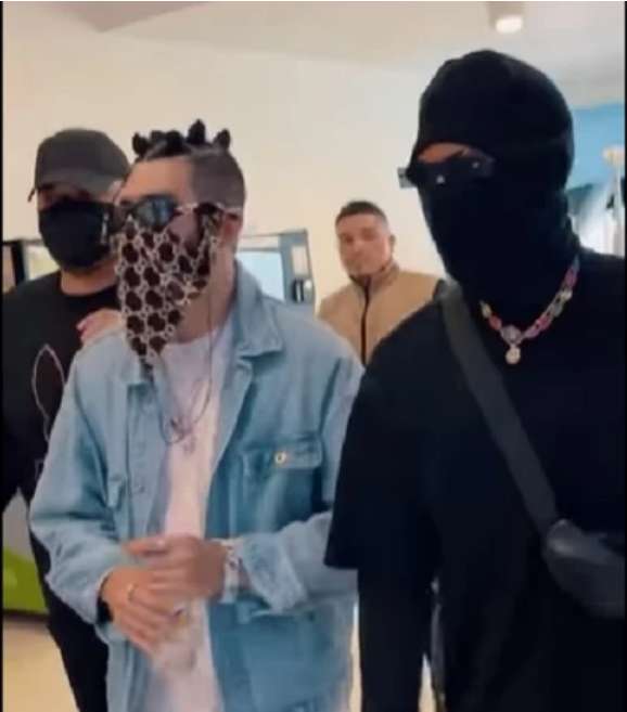 Doble de Bad Bunny engañó a fans en centro comercial y causó revuelo El falso Bad Bunny llegó en una camioneta negra rodeado de unos sujetos encapuchados que fingieron ser sus escoltas y se bajó en la entrada principal de un centro comercial en Cali. De inmediato acaparó la atención de varias personas.
