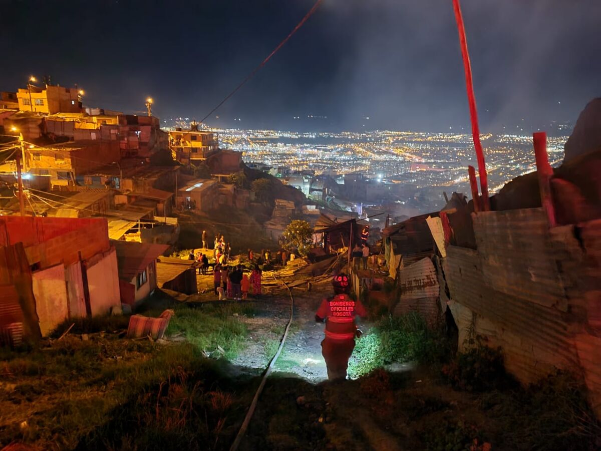 Grave incendio en la comuna cuatro de Soacha En la noche de este lunes se presentó un grave incendio en la comuna cuatro del municipio de Soacha.