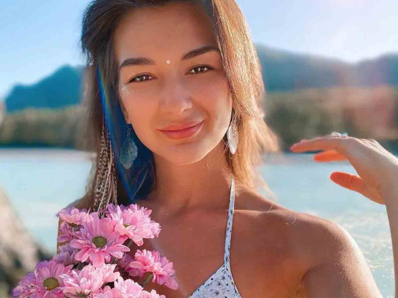 Expulsan a influencer por tomarse una foto desnuda en un árbol sagrado 5 Expulsan a influencer por tomarse una foto desnuda en un árbol sagrado Las autoridades de la isla indonesia de Bali expulsarán de su territorio a una influencer rusa y a su pareja porque la mujer se hizo una foto, desnuda, en un árbol sagrado, según anunciaron el viernes los funcionarios de inmigración de Indonesia.