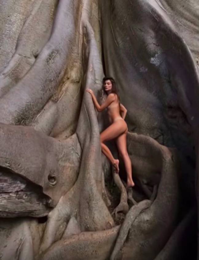 Expulsan a influencer por tomarse una foto desnuda en un árbol sagrado Las autoridades de la isla indonesia de Bali expulsarán de su territorio a una influencer rusa y a su pareja porque la mujer se hizo una foto, desnuda, en un árbol sagrado, según anunciaron el viernes los funcionarios de inmigración de Indonesia.