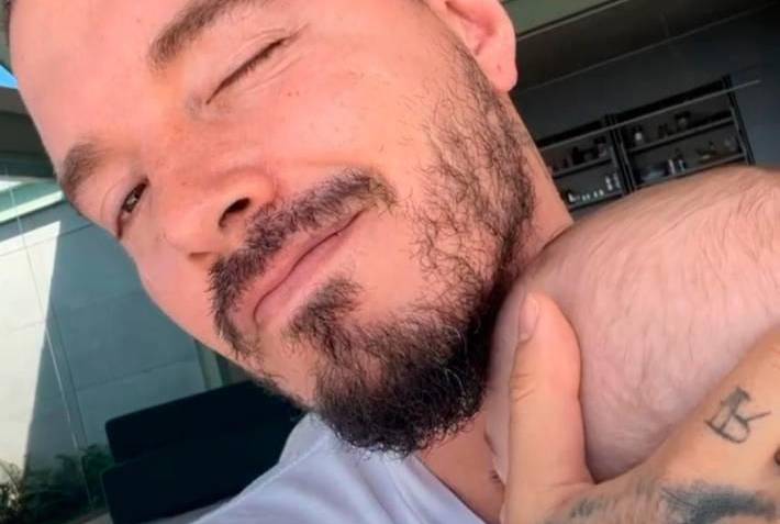 J Balvin muestra por primera vez el rostro de su hijo 1 J Balvin muestra por primera vez el rostro de su hijo El artista colombiano J Balvin ha publicado a través de sus redes sociales una fotografía de los ojos de Río, su primogénito con la modelo argentina Valentina Ferrer, y enloqueció las redes sociales.