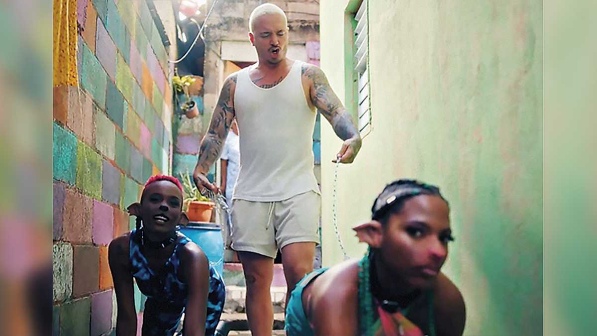 J Balvin se salva de pedir perdón por 'Perra' En las últimas horas se conoció que el cantante de música urbana J Balvin no deberá pedir perdón por su videoclip de la canción 'Perra', el cual causó indignación por haber puesto a mujeres afro con cadenas y simulando que son animales.
