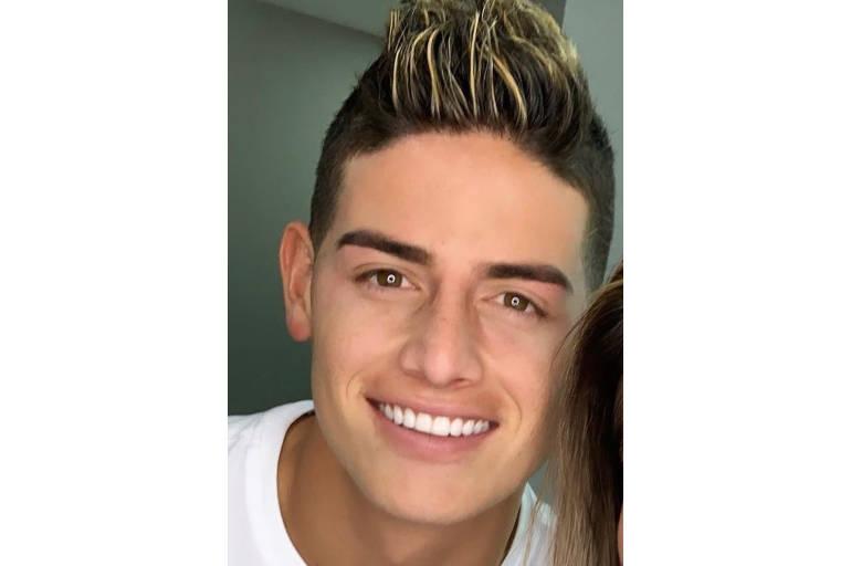 Vuelve y juega: James Rodríguez cambió de look 4 Vuelve y juega: James Rodríguez cambió de look James Rodríguez es nuevamente el tema del que se está hablando en las redes sociales. Esta vez por su nuevo look, que algunos de los internautas lo relacionarían con un cambio de equipo.