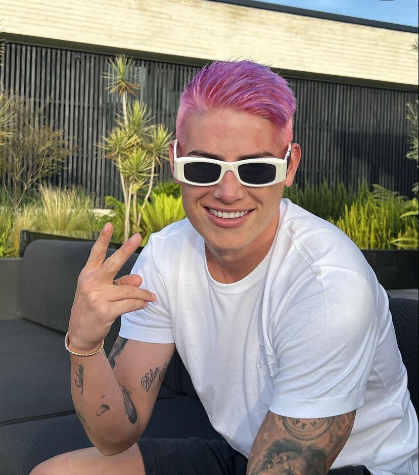 Vuelve y juega: James Rodríguez cambió de look 2 Vuelve y juega: James Rodríguez cambió de look James Rodríguez es nuevamente el tema del que se está hablando en las redes sociales. Esta vez por su nuevo look, que algunos de los internautas lo relacionarían con un cambio de equipo.