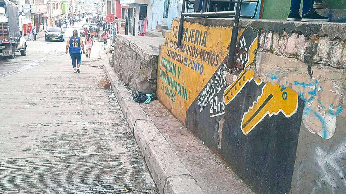 Lo mataron con una piedra mientras dormía 2 Lo mataron con una piedra mientras dormía Sobre la cabeza del occiso reposaba una maciza piedra del tamaño de un casco de motocicleta. El asesino aprovechó el momento de indefensión de su víctima y simplemente dejó que la roca cayera en la cabeza del hombre, ocasionándole un golpe mortal que lo mató en el acto.