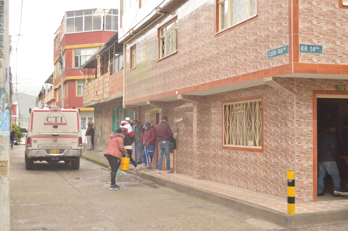 El misterioso y trágico fin de doña Elva A las 7 de la mañana de ayer, un fuerte golpe sacudió la cuadra de la Carrera 14A con Calle 74A Sur. El cielo estaba nublado y se asomaban varias gotas de lluvia. Los vecinos que salieron a percatarse del origen del ruido se llevaron una amarga sorpresa cuando vieron el cadáver tendido de doña Elva sobre el andén. Era una escena lamentable: la mujer había caído prácticamente de cabeza. Se oyeron gritos y fuertes alaridos de dolor.