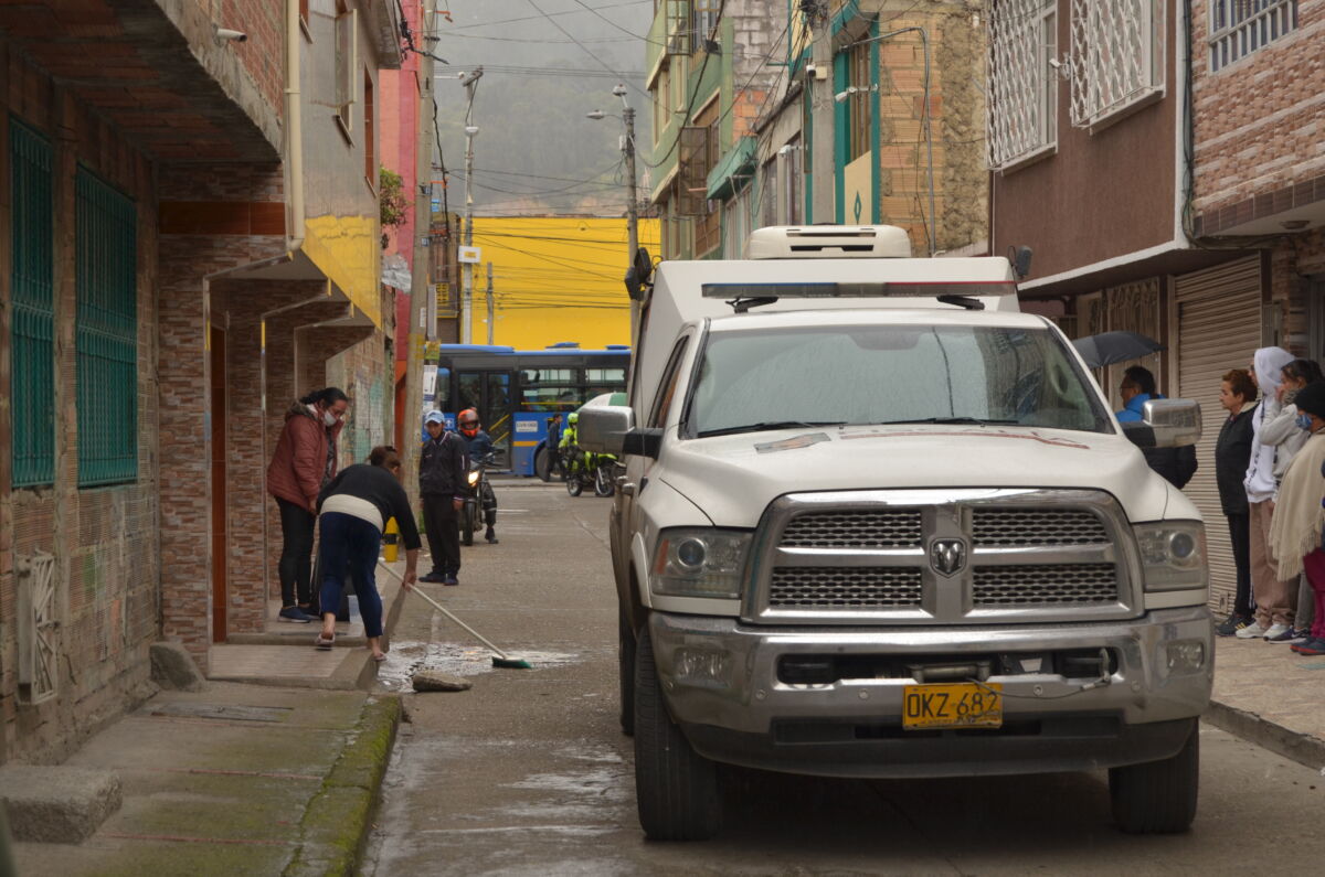 El misterioso y trágico fin de doña Elva A las 7 de la mañana de ayer, un fuerte golpe sacudió la cuadra de la Carrera 14A con Calle 74A Sur. El cielo estaba nublado y se asomaban varias gotas de lluvia. Los vecinos que salieron a percatarse del origen del ruido se llevaron una amarga sorpresa cuando vieron el cadáver tendido de doña Elva sobre el andén. Era una escena lamentable: la mujer había caído prácticamente de cabeza. Se oyeron gritos y fuertes alaridos de dolor.