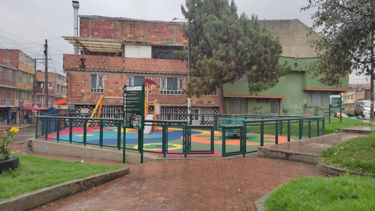Por una plata mataron a Duván en Ciudad Bolívar 2 Por una plata mataron a Duván en Ciudad Bolívar Entre otros detalles aportados por la testigo de esta intolerancia a puñal figura que, al parecer, la riña habría iniciado por un tema de plata, por una deuda entre los dos implicados.Sobre el paradero del responsable de quitarle la vida a Molina, se sabe que está siendo buscado por los alrededores y los barrios que frecuentaba.