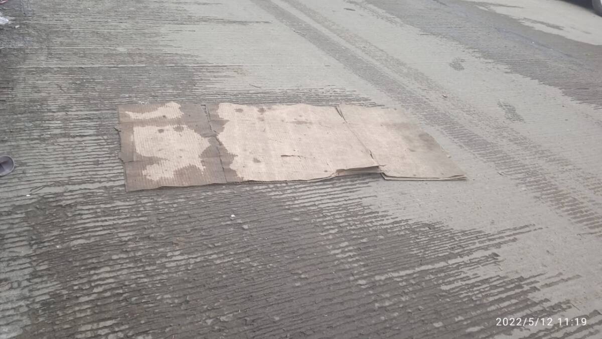 Lo mataron con una piedra mientras dormía 1 Lo mataron con una piedra mientras dormía Sobre la cabeza del occiso reposaba una maciza piedra del tamaño de un casco de motocicleta. El asesino aprovechó el momento de indefensión de su víctima y simplemente dejó que la roca cayera en la cabeza del hombre, ocasionándole un golpe mortal que lo mató en el acto.