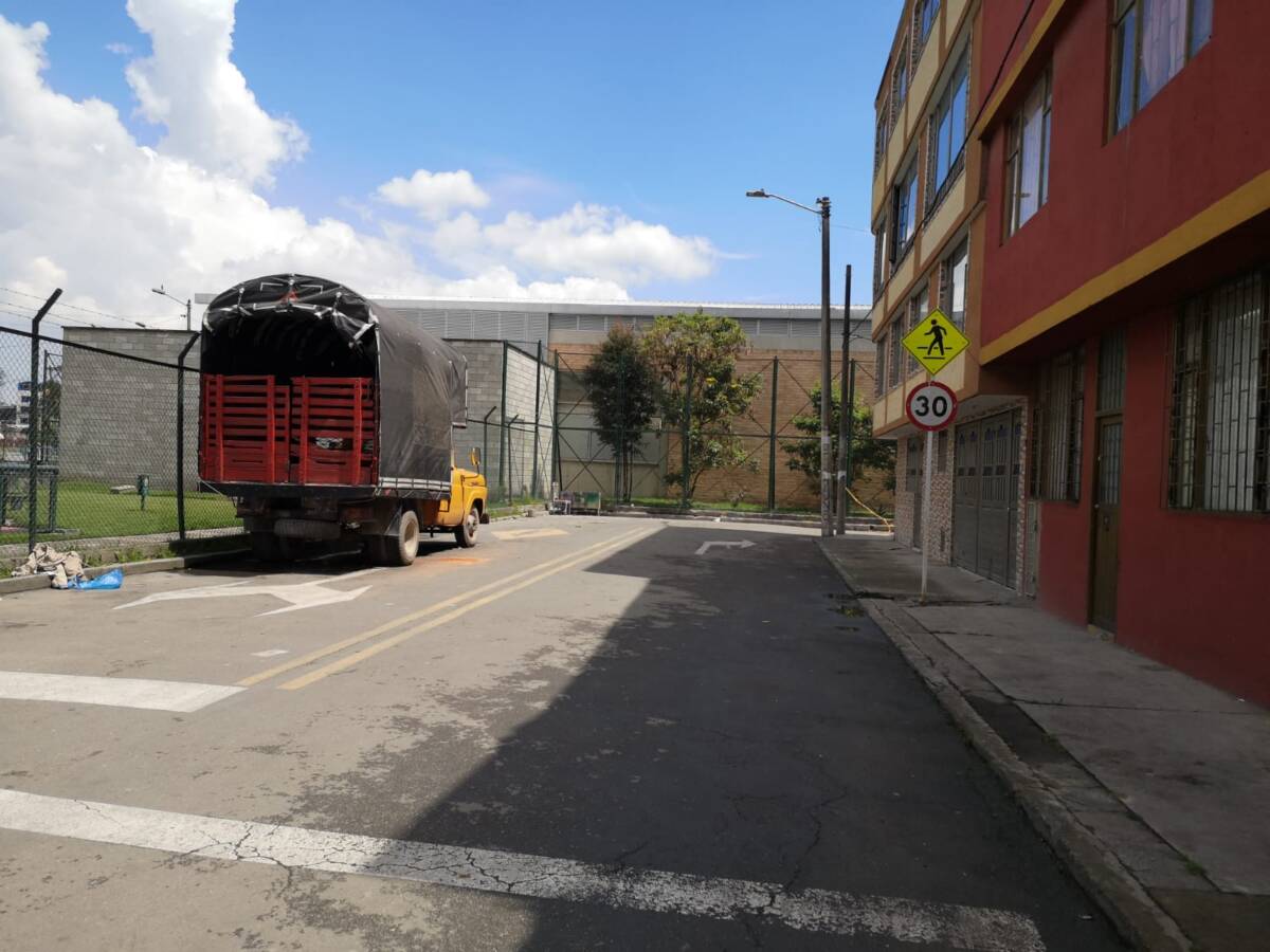 Sicarios asesinan a joven en Campo Hermoso 1 Sicarios asesinan a joven en Campo Hermoso Acto seguido, según vecinos, se escucharon 4 disparos que iban dirigidos contra la humanidad del joven de 28 años, que resultó ser el blanco del ataque. Dos disparos lo impactaron.