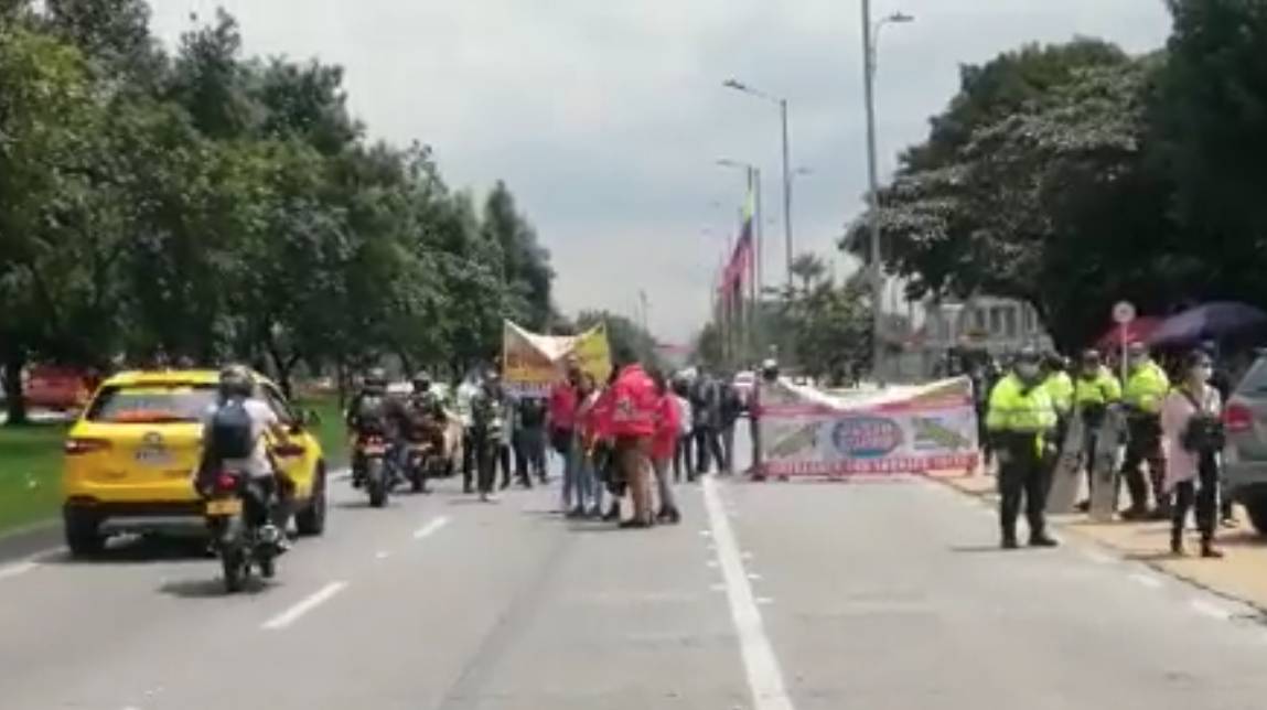 Arrendatarios de Justo & Bueno protestan en la calle 26 5 Arrendatarios de Justo & Bueno protestan en la calle 26 Desde horas de la mañana de este jueves, un grupo de arrendatarios de la empresa de supermercados Justo & Bueno, salieron a la calle 26 para manifestarse frente a la falta de pagos de sus bodegas.