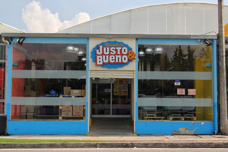 Justo & Bueno solicitó iniciar la liquidación de la empresa La cadena de retail de bajo costo Justo & Bueno se da por vencida. Luego de que la compañía china JF Capital International Ltd. le quedara mal en el giro de recursos para cubrir sus deudas, la empresa Mercadería S.A.S., dueña de la marca Justo & Bueno, radicó ante la Superintendencia de Sociedades la apertura de un proceso de liquidación judicial.