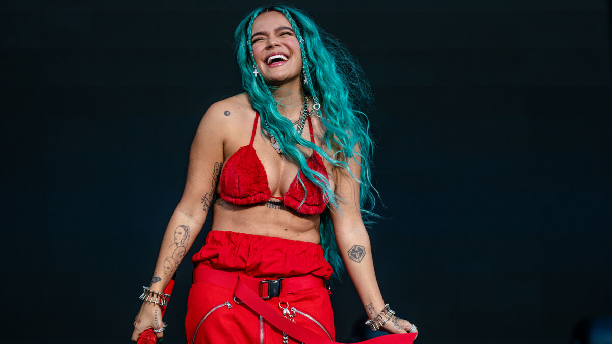 La reacción de Karol G con fan que no se sabía la letra de su canción La artista paisa Karol G que ha cautivado cientos de escenarios musicales ha sido criticada recientemente por su reacción durante un concierto en Washington Estados Unidos, cuando una fanática tomó su micrófono y no se supo la letra de su canción.