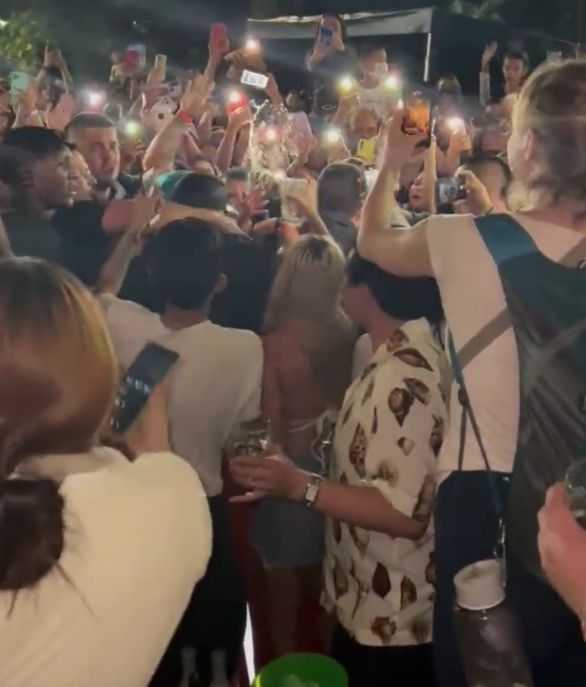 EN VIDEO: Una mujer le lanzó una cerveza en el rostro a Karol G 1 EN VIDEO: Una mujer le lanzó una cerveza en el rostro a Karol G A raíz del lanzamiento de su canción Provenza, Karol G decidió visitar el barrio que lleva el nombre de su canción en Medellín y dar un concierto sorpresa.