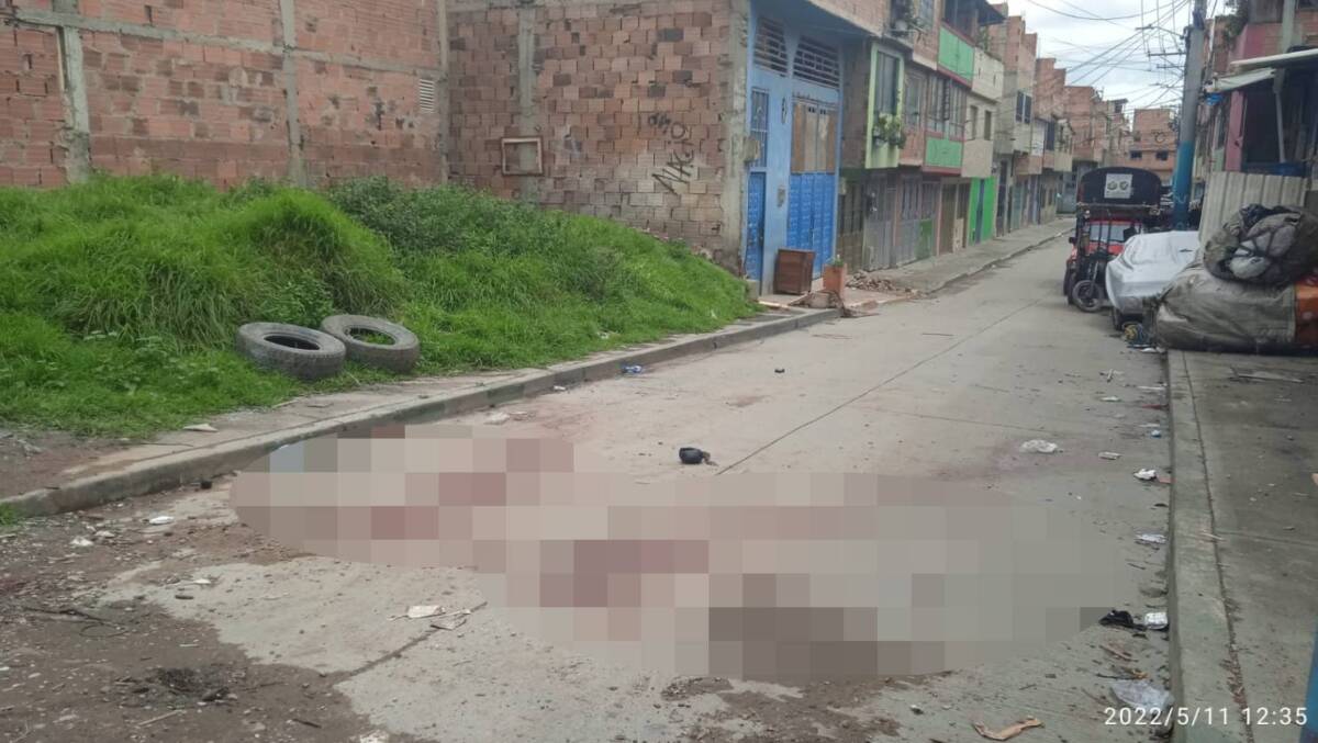 Siguen apareciendo embolsados: hallan pareja torturada en Kennedy 1 Siguen apareciendo embolsados: hallan pareja torturada en Kennedy Un espeluznante hallazgo tiene en alerta máxima a ciudadanos y autoridades de la capital del país. Sobre la mañana de ayer en el barrio Las Palmitas (Kennedy) dos cadáveres fueron hallados en una carreta, los cuerpos se encontraban envueltos en lonas y estaban camuflados entre bultos de material de reciclaje, como llantas y madera.
