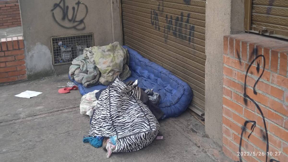 Mataron a Kevin mientras dormía en Kennedy En el barrio Carvajal, vecinos y familiares adolecen la cruel partida de un joven de 35 años que conocían como ‘El Barbas’. El muchacho vivía desde hace años en una esquina que un residente muy amablemente le concedió, hasta que dos sujetos lo abordaron mientras dormía la madrugada de este miércoles y segaron su vida de manera cobarde y con múltiples puñaladas. Los vecinos aún recuerdan sus ojos claros y su “apariencia de Jesús”.