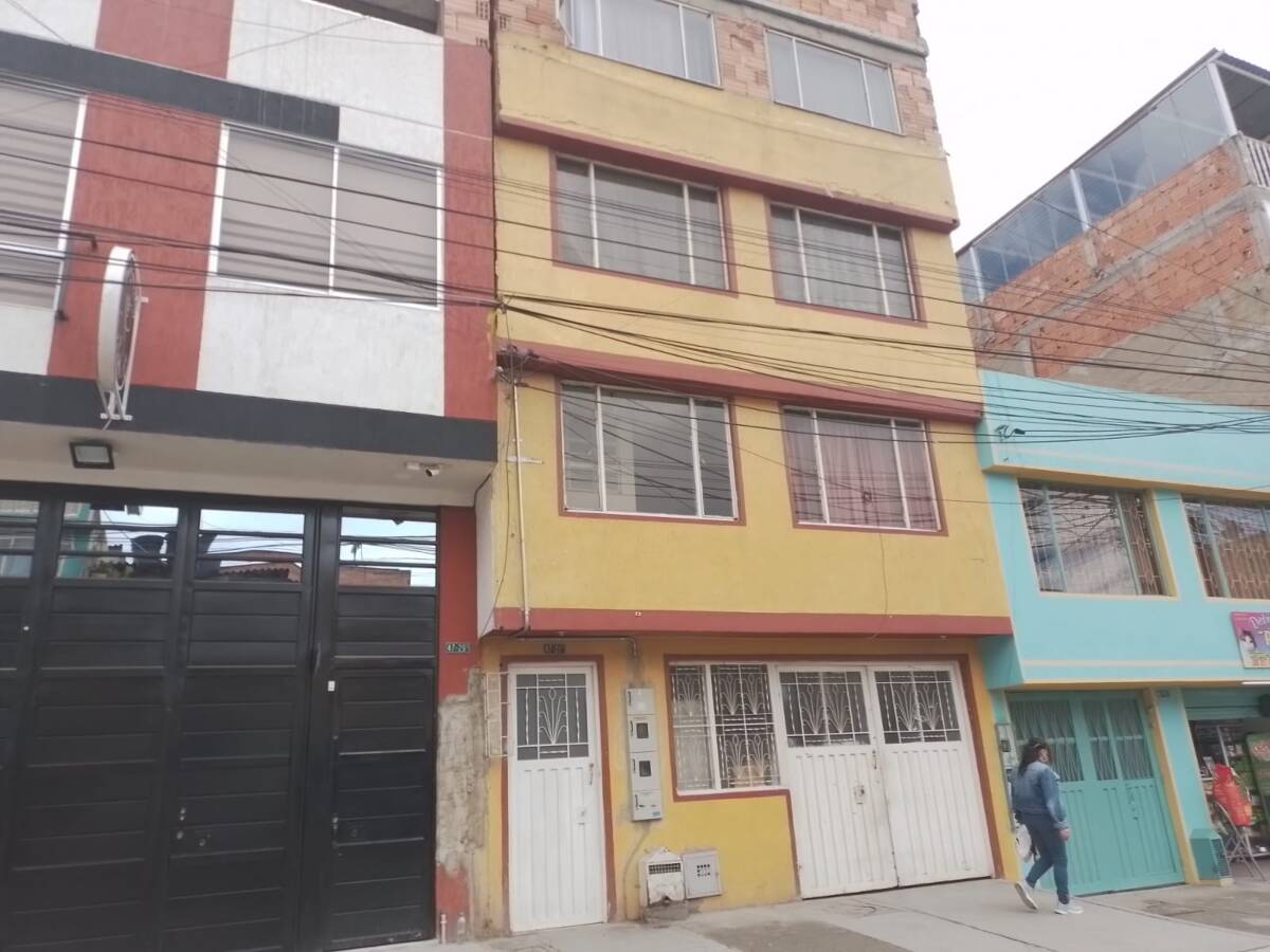 Los estremecedores detalles del crimen que cometió un hombre contra su mamá y su abuela Un espantoso crimen sacudió las fibras de la ciudadanía ayer, al saberse del hombre que asesinó, a sangre fría, a su madre y abuela en horas de la noche del miércoles. Todo ocurrió momentos después de que el sujeto hubiese escapado de un centro de rehabilitación, donde se encontraba hacía 14 meses en tratamiento por un presunto tema de drogas. Q’HUBO conoció cómo ocurrió este doble homicidio. Los detalles son inquietantes.