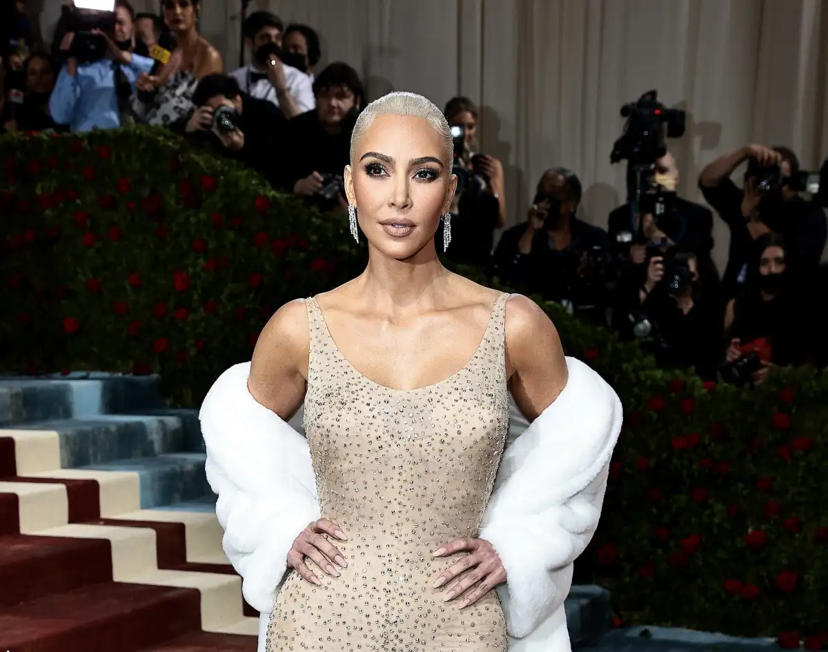 Kim Kardashian se tiró el vestido de Marilyn Monroe 8 Kim Kardashian se tiró el vestido de Marilyn Monroe Una de las mujeres que se robó las miradas fue la modelo y reconocida empresaria , Kim Kardashian. Aunque ya han pasado varios días desde la celebración de este evento, Kim está en boca de todo el mundo luego de haber dañado el vestido de Marilyn Monroe que usó mientras transcurrían los MET Gala.