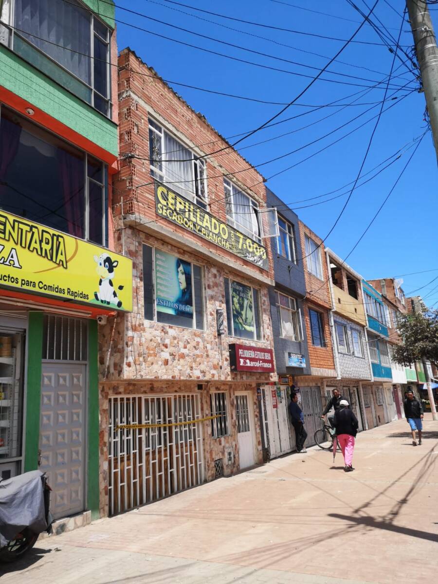 Homicidio a bala en bar de La Cabaña En un lío tremendo terminó involucrado un miembro del Ejército próximo a pensionarse, luego de ser señalado como el responsable de la muerte de un joven en el barrio La Cabaña (Bosa).