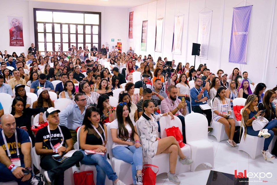 El congreso de pornografía que alborotó el avispero 2 El congreso de pornografía que alborotó el avispero La bella Cartagena de Indias ha llamado la atención del país en las últimas horas debido a una controversia que se ha levantado allí por cuenta de la realización de un congreso de pornografía internacional que tiene como nombre Lalexpo, un evento que reúne modelos web cam, estudios de películas porno, sexólogos y comerciantes de objetos sexuales provenientes de todas partes del mundo. Su objetivo es intercambiar experiencias y conocimientos en torno a la dinámicas eróticas que rodean el campo de la pornografía.