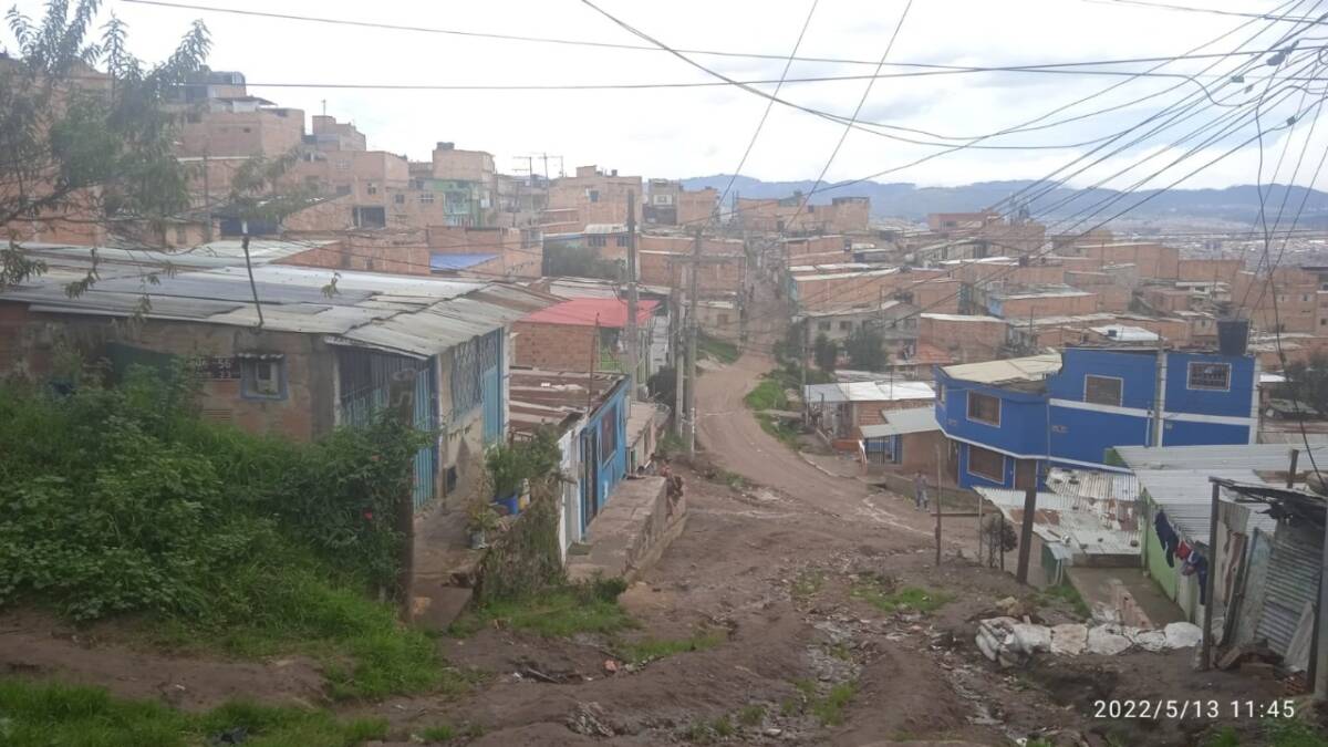Asesinan a joven en Carlos Pizarro 1 Asesinan a joven en Carlos Pizarro “Por la central de la Policía nos entró el llamado del hallazgo de un cuerpo en vía pública. Es un lugar de difícil acceso, por lo que las unidades tardaron en llegar. En el sitio las personas no hablan mucho, por lo que pudimos establecer es que el joven recibió un impacto de arma de fuego en la cabeza”, señaló a este periódico un oficial encargado del caso.
