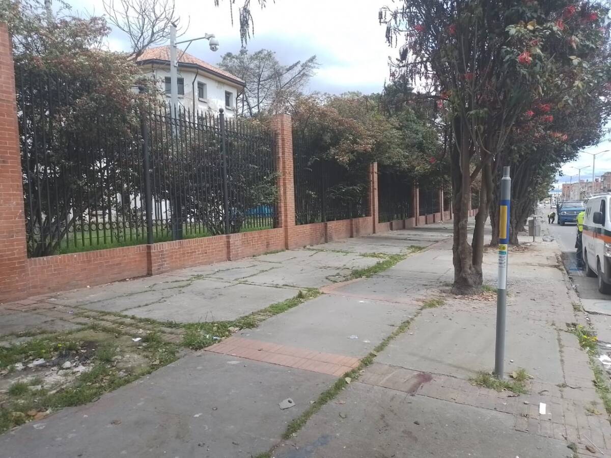 Hombre aparece baleado en plena vía pública de Antonio Nariño 2 Hombre aparece baleado en plena vía pública de Antonio Nariño El pasado jueves en horas de la noche se presentó, una vez más, el hallazgo de un cuerpo sin vida en las calles de la capital. Uniformados de Antonio Nariño, en pleno centro oriente de la capital, fueron alertados por la comunidad de que un hombre, al parecer habitante de calle, yacía en la vía pública junto a un montón de basura en inmediaciones del Hospital San Juan de Dios.