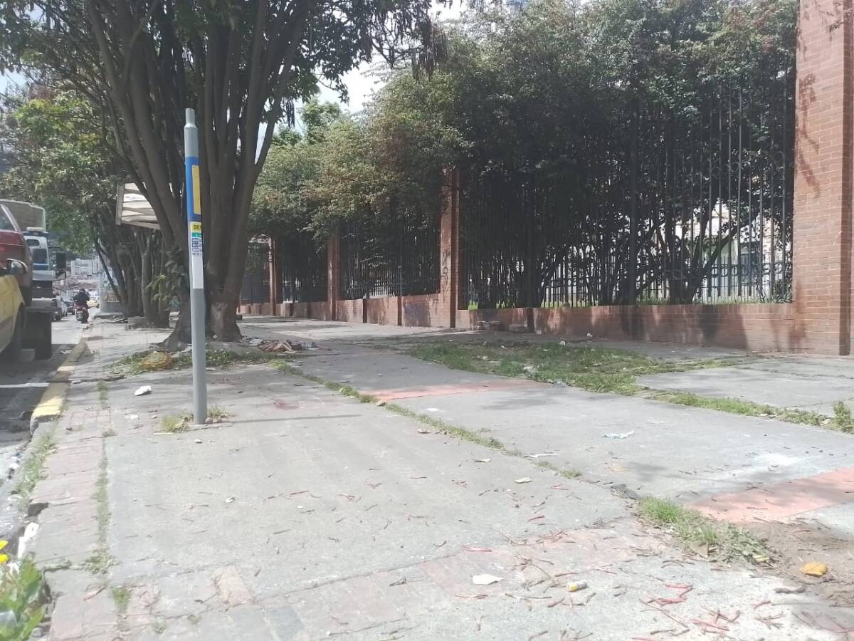 Hombre aparece baleado en plena vía pública de Antonio Nariño 1 Hombre aparece baleado en plena vía pública de Antonio Nariño El pasado jueves en horas de la noche se presentó, una vez más, el hallazgo de un cuerpo sin vida en las calles de la capital. Uniformados de Antonio Nariño, en pleno centro oriente de la capital, fueron alertados por la comunidad de que un hombre, al parecer habitante de calle, yacía en la vía pública junto a un montón de basura en inmediaciones del Hospital San Juan de Dios.