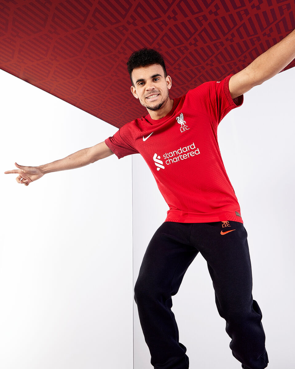 Así le queda la nueva camiseta del Liverpool a 'Luchito' Díaz 1 Así le queda la nueva camiseta del Liverpool a 'Luchito' Díaz Este jueves el Liverpool exhibió la nueva camiseta que usarán sus jugadores durante la temporada 2022/23. El colombiano Luis Díaz aparece portando la indumentaria en una de las primeras fotografías reveladas por los Reds.